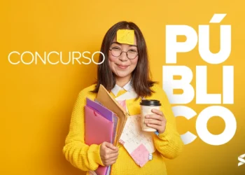 Estudante segurando materiais de estudo para concurso público, com post-its e café na mão.