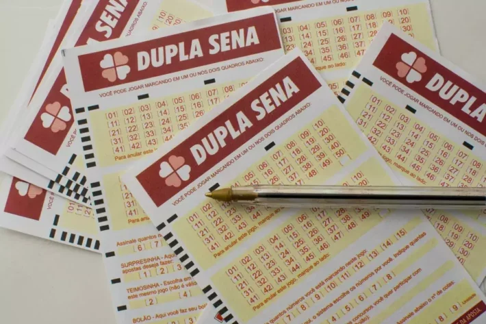 Bilhetes da Dupla Sena com caneta, prontos para serem preenchidos