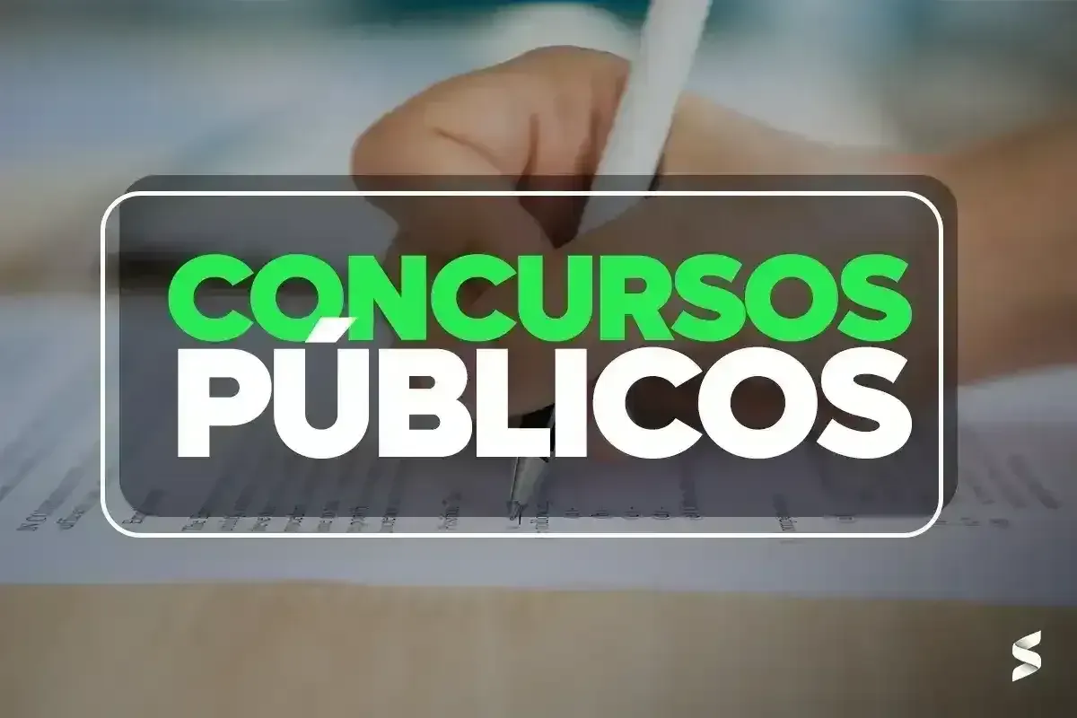 Candidato preenchendo ficha de inscrição para concurso público.