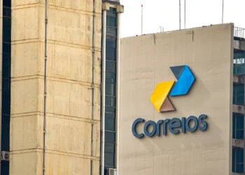 Fachada do edifício dos Correios com logotipo destacado.