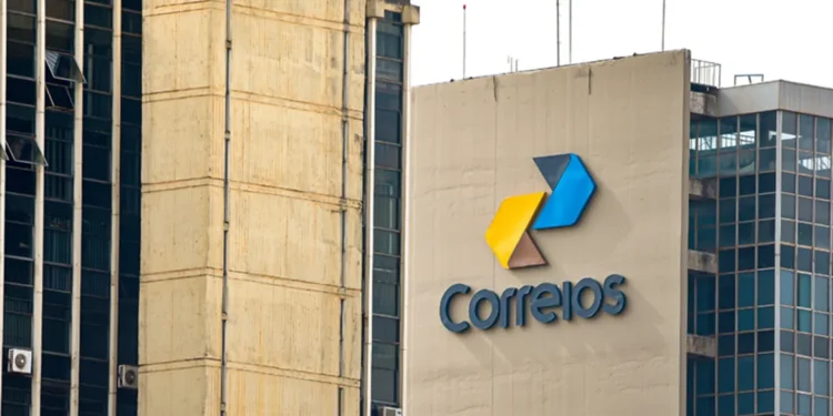 Fachada do edifício dos Correios com logotipo destacado.