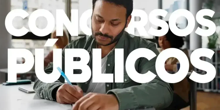 Candidato concentrado estudando para concursos públicos de nível médio.