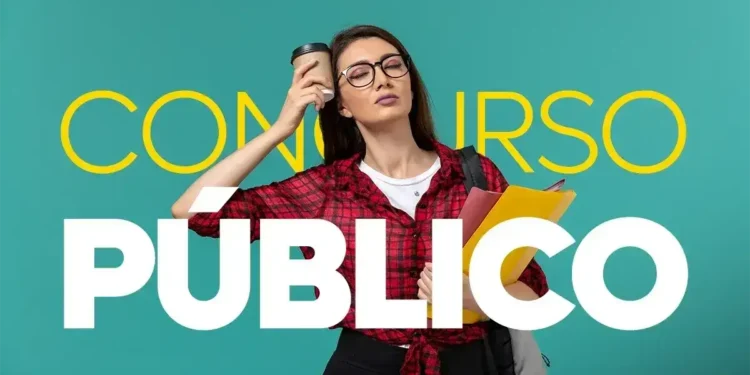 Candidata segurando materiais de estudo com expressão de cansaço, destacando o tema de concurso público