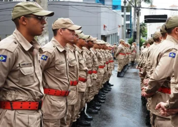 Formandos do Corpo de Bombeiros alinhados em cerimônia oficial, representando a carreira na corporação