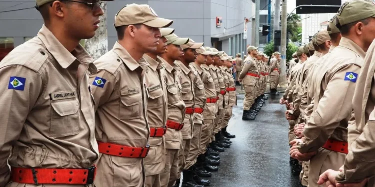 Formandos do Corpo de Bombeiros alinhados em cerimônia oficial, representando a carreira na corporação