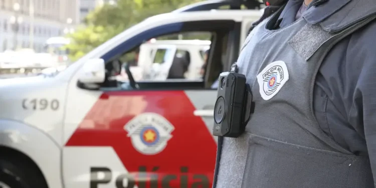 Oficial da Polícia Militar com câmera corporal durante operação