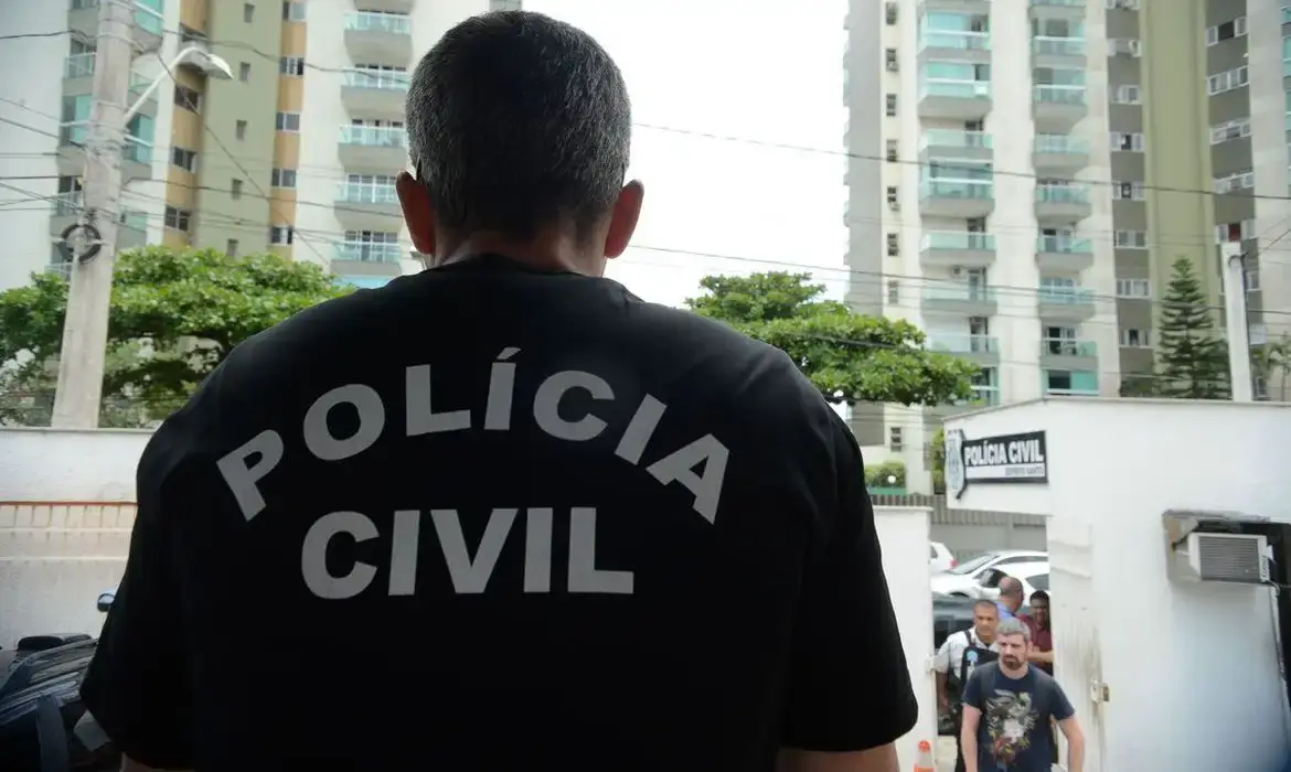 Agente da Polícia Civil de costas, representando a expectativa para o novo concurso da PC BA.