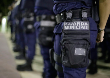 Guardas municipais em treinamento com uniforme e identificação.