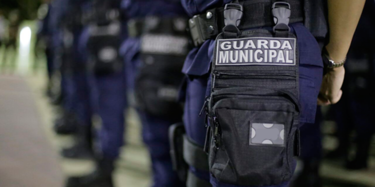 Guardas municipais em treinamento com uniforme e identificação.