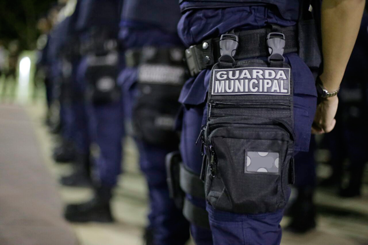 Guardas municipais em treinamento com uniforme e identificação.