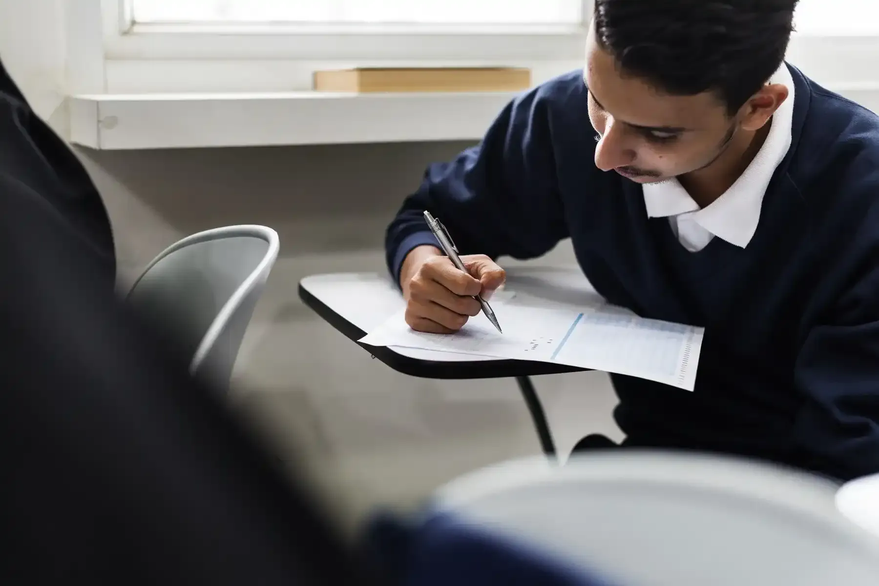 Candidato preenchendo o formulário de inscrição para o concurso público do Banrisul.