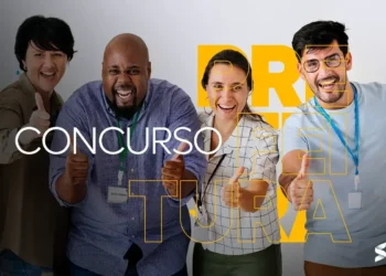 Quatro pessoas sorrindo e fazendo sinal de positivo, representando o entusiasmo com o concurso da Prefeitura