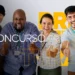 Quatro pessoas sorrindo e fazendo sinal de positivo, representando o entusiasmo com o concurso da Prefeitura