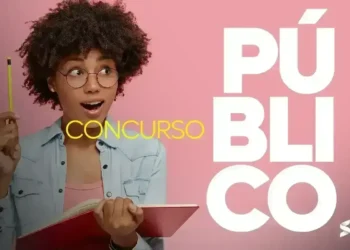 Mulher surpresa segurando lápis e caderno com destaque para "Concurso Público".