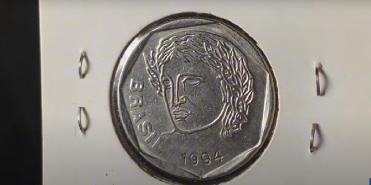 Moeda de 25 centavos de 1994 com erro de cunhagem, que pode aumentar seu valor entre colecionadores.