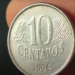 Moeda de 10 centavos de 1994 com possíveis erros de cunhagem que podem aumentar seu valor no mercado numismático.