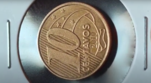 Moeda de 10 centavos do ano 2010 em destaque, possivelmente com erro de reverso invertido, valorizada por colecionadores.