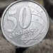 : "Imagem da moeda de 50 centavos com erro de cunhagem, um defeito raro que pode fazer a moeda valer até 80 reais no mercado de colecionadores.