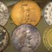 Imagem de algumas das moedas mais raras e valiosas do mundo, incluindo exemplares históricos que alcançam milhões de dólares no mercado de colecionadores.