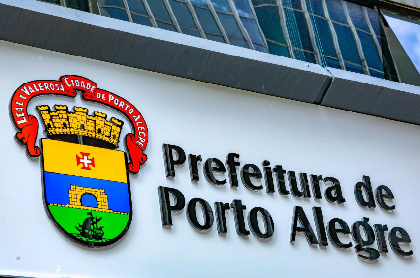 Fachada da Prefeitura de Porto Alegre com brasão oficial.