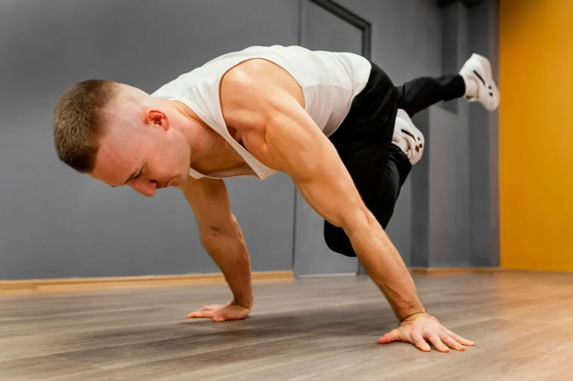 Homem realizando exercício de força, demonstrando preparação física intensa para concursos militares