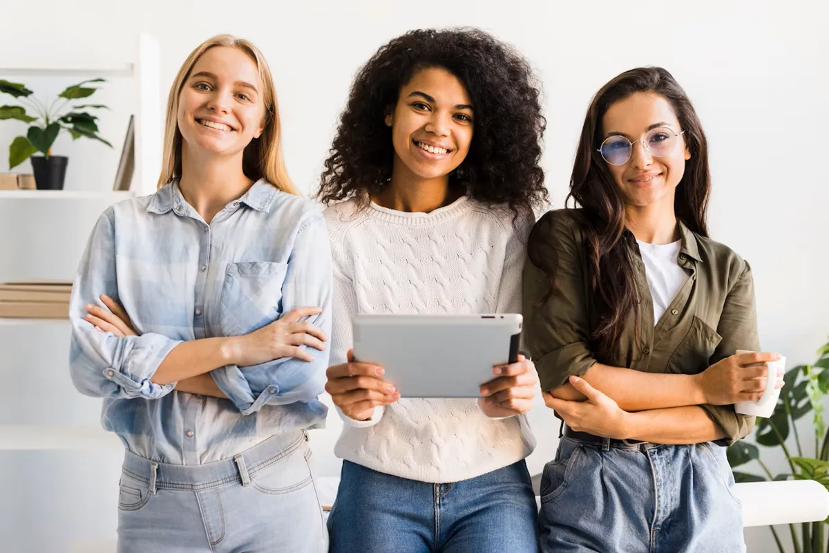 Três mulheres sorridentes representando profissões com grande presença feminina.