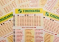 Bilhetes da Timemania exibindo opções de números e times do coração para apostas