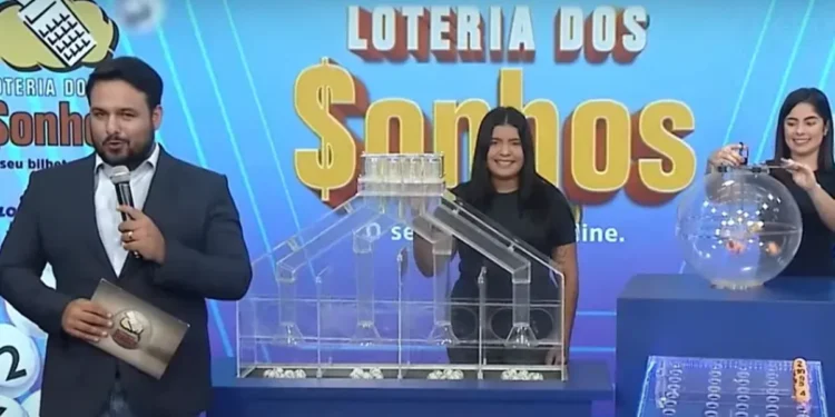 Apresentador e assistentes realizando o sorteio da Loteria dos Sonhos ao vivo