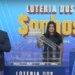 Apresentador e assistentes realizando o sorteio da Loteria dos Sonhos ao vivo