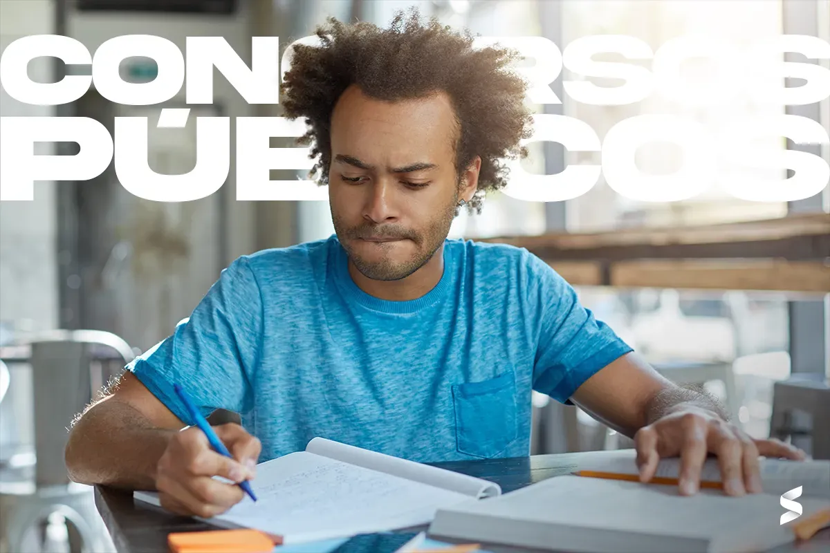 Homem estudando, com livros e caderno, simbolizando a preparação para o concurso da PM GO