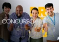 Grupo de pessoas comemorando após inscrição no concurso público da Prefeitura.