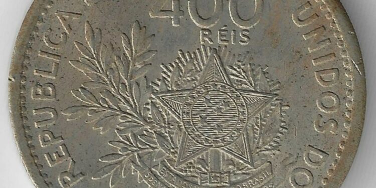 Moeda brasileira de 400 réis de 1901 com inscrição REPUBLICA DOS ESTADOS UNIDOS DO BRASIL