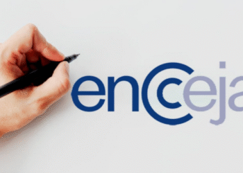 Imagem ilustrativa com logo do Encceja 2025 e uma mão escrevendo, acompanhada do texto sobre o prazo final para inscrições.