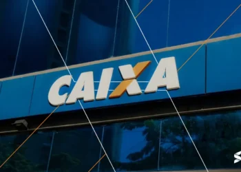 Logotipo da Caixa Econômica Federal em fachada de agência.