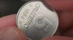 Moeda de 5 Cruzeiros de 1985: Erro de Reverso Horizontal Torna-a Uma Peça Rara Moeda de 5 cruzeiros de 1985 com erro de cunhagem reverso horizontal, um defeito raro que aumenta seu valor entre colecionadores.