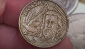 Moeda de 5 centavos com erro de cunho quebrado – Um item valioso Moeda de 5 centavos com erro de cunho quebrado, apresentando falhas na impressão que a tornam rara.