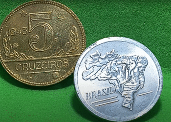 Duas moedas antigas de cruzeiros sobre fundo verde