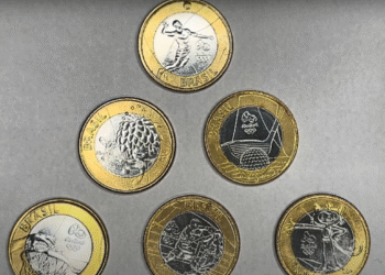 Moedas comemorativas de 1 real das Olimpíadas Rio 2016 organizadas em fundo cinza