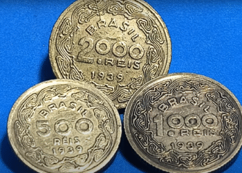Moedas brasileiras de 500, 1000 e 2000 réis do ano de 1939 sobre fundo azul
