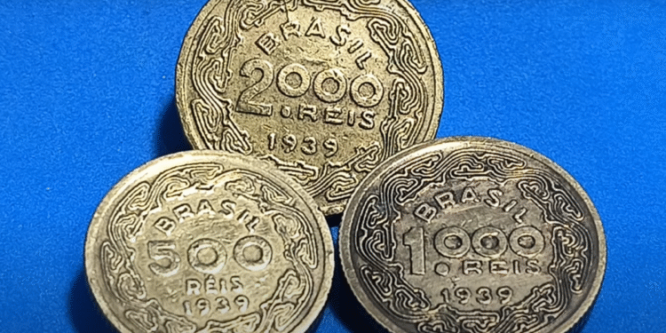 Moedas brasileiras de 500, 1000 e 2000 réis do ano de 1939 sobre fundo azul