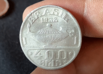 Moeda brasileira de 400 réis do ano de 1938 com lâmpada e inscrição de valor