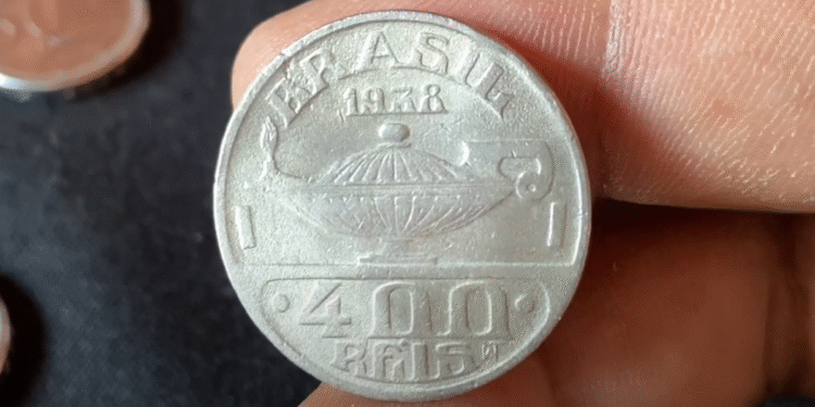 Moeda brasileira de 400 réis do ano de 1938 com lâmpada e inscrição de valor