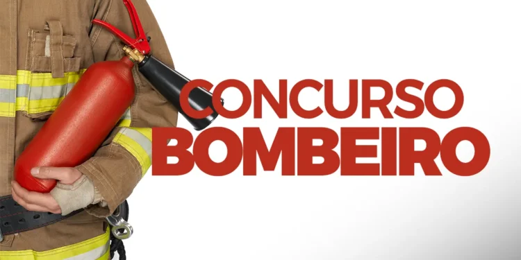 Bombeiro segurando extintor com uniforme completo