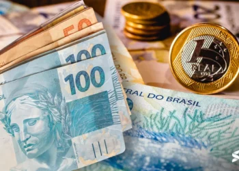 Notas e moedas de real, representando dinheiro em espécie