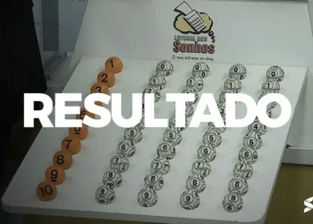 Imagem do sorteio da Loteria dos Sonhos, com os números sorteados organizados na mesa