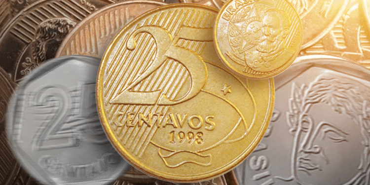 Montagem com moedas brasileiras destacando a de 25 centavos com ano de 1998 em destaque