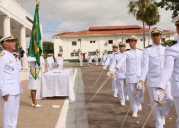 Quer navegar rumo à Marinha? Escola Naval abre concurso com salário de até R$7.490