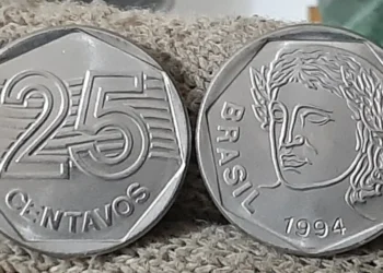 imagem da moeda de 25 centavos de 1994 com detalhe de cunhagem e rosto em relevo