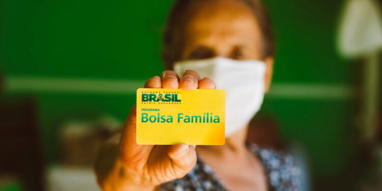 Quando o Bolsa Família volta? Governo define data de retomada dos pagamentos