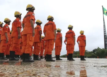 Equipe do corpo de bombeiros, fardados, representando o concurso do bombeiros- PR